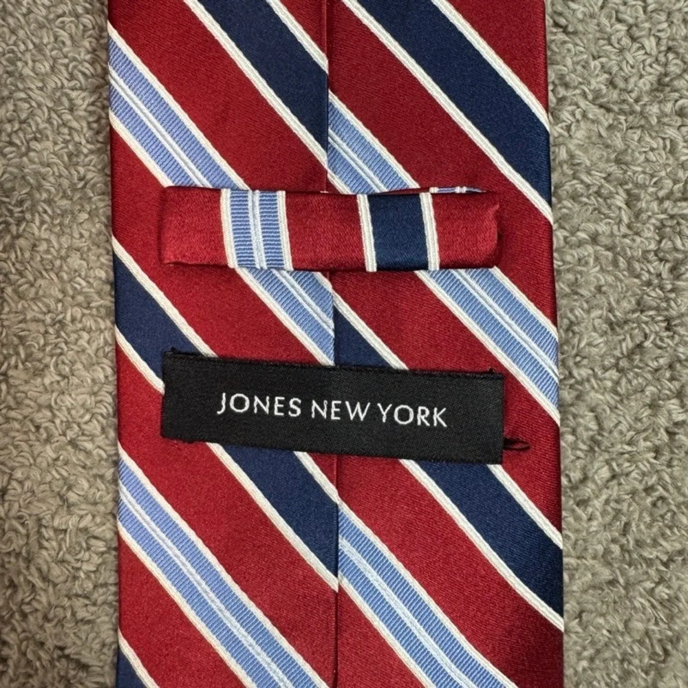 Jones New York Mens Silk Necktie Red Navy Blue Light Blue Striped RN121148